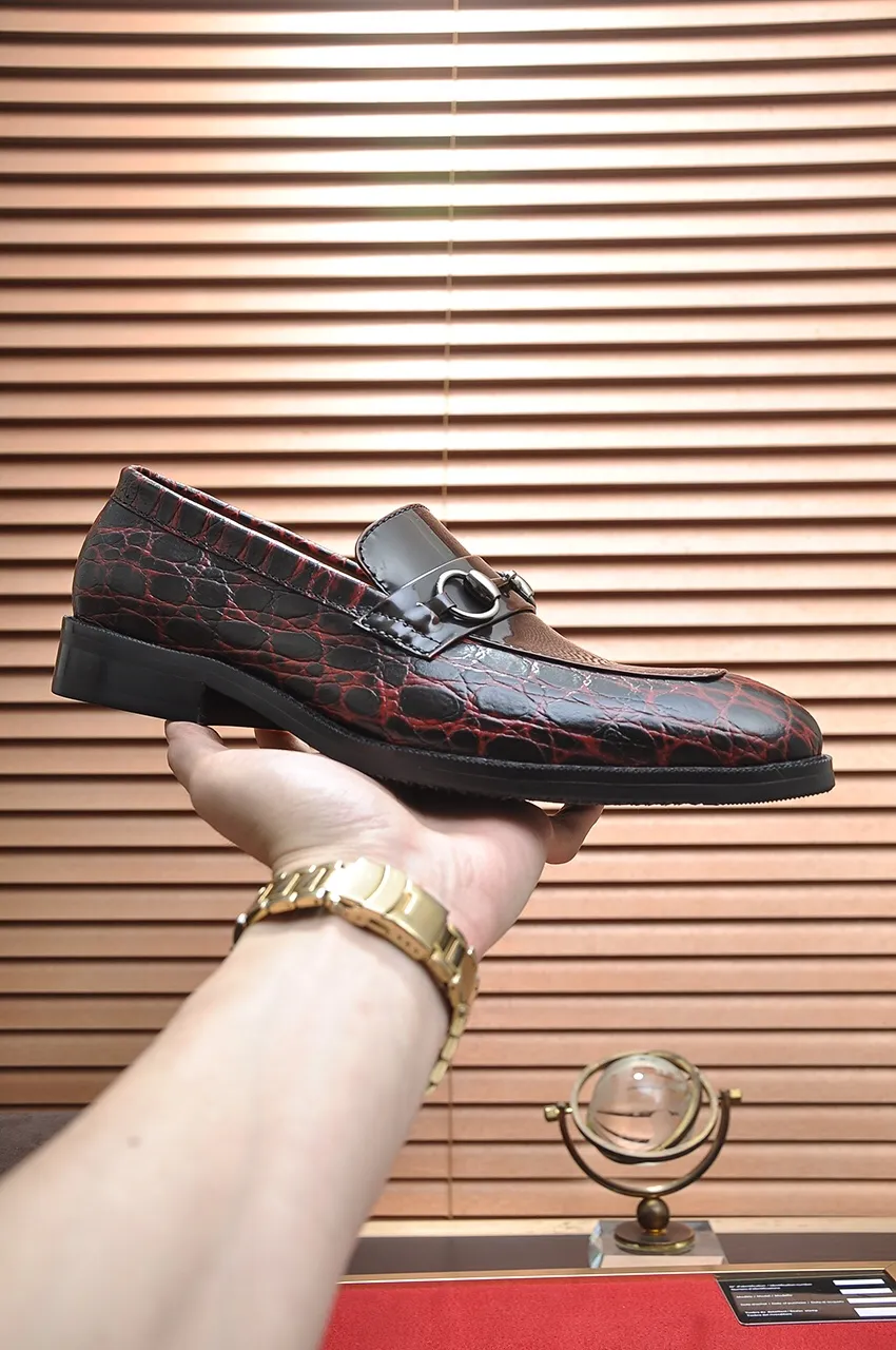 Men's shoes💰460💶Italy's top luxury men's shoe giant [GUCCI] has arrived in new style🍃Original European style🔰 Pleasant to the eye😍In order to make the shoes more durable and non-deformable🌀The production continues to follow traditional methods but there is still no lack of innovation💪The original sheepskin is chosen for the leather♻Smooth, natural and extra bright⭐Made of imported cowhide, the first choice of the rich 38-45 (45 customized)